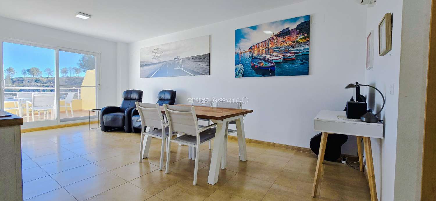 Dieses wunderschön gestaltete dreistöckige Adosado bietet fantastische Ausblicke und bietet 181 m² gut gestaltete Wohnfläche.