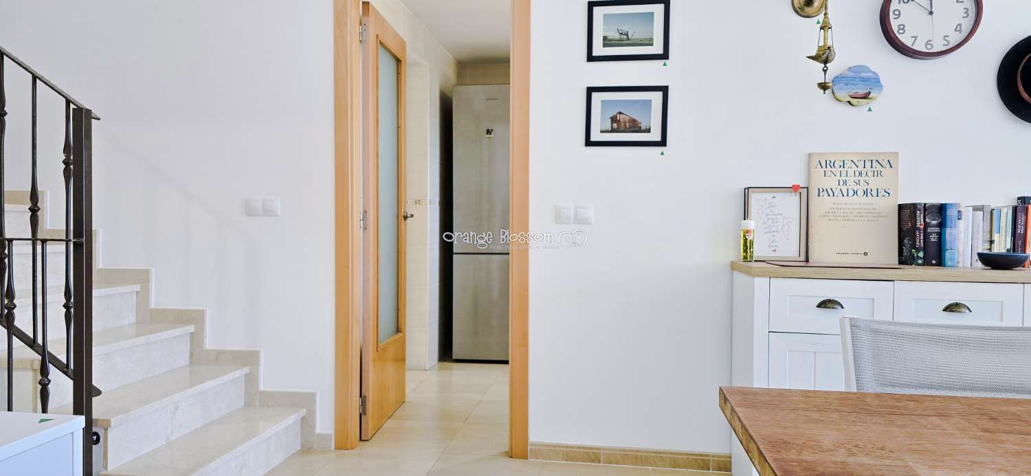 Dieses wunderschön gestaltete dreistöckige Adosado bietet fantastische Ausblicke und bietet 181 m² gut gestaltete Wohnfläche.