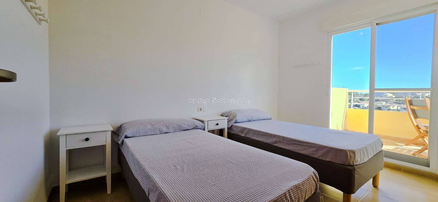 Dieses wunderschön gestaltete dreistöckige Adosado bietet fantastische Ausblicke und bietet 181 m² gut gestaltete Wohnfläche.