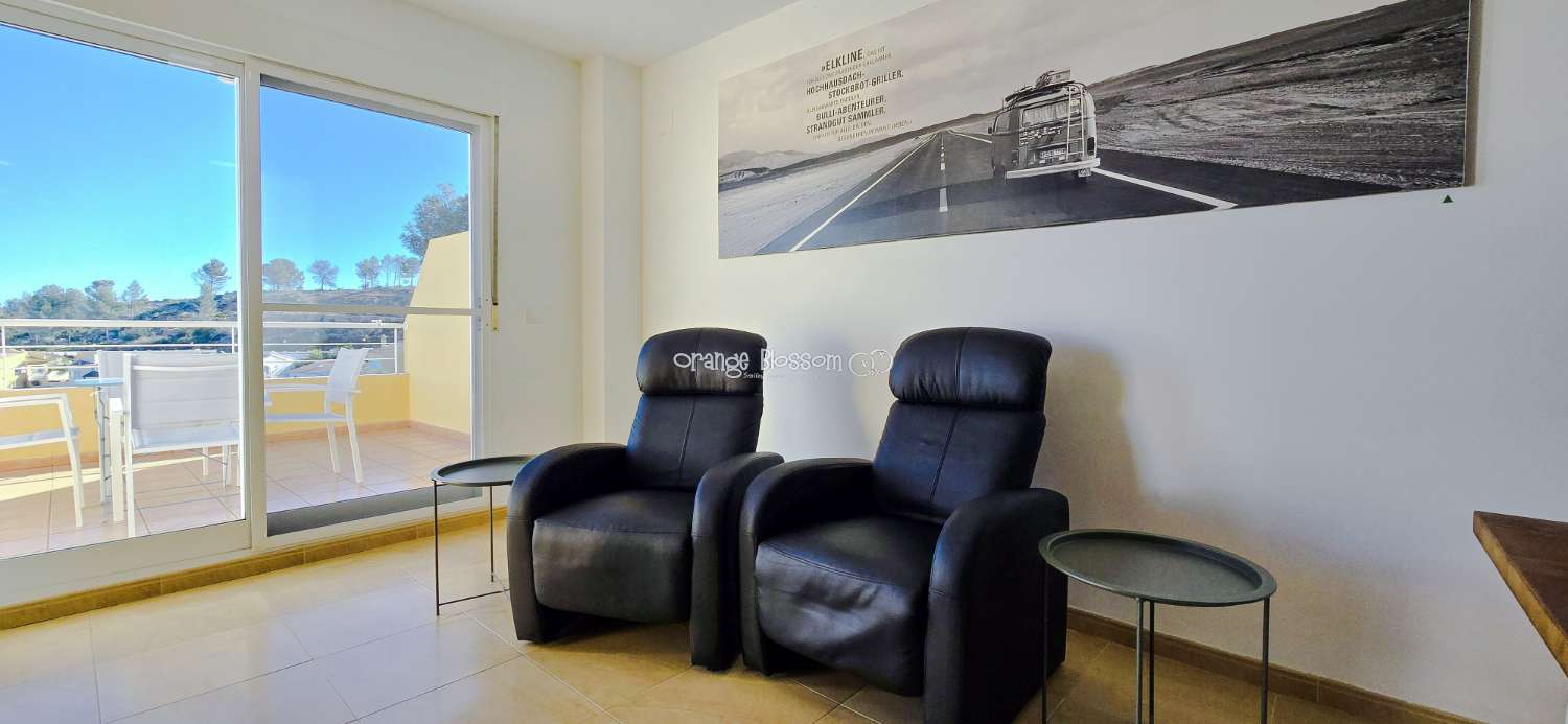 Dieses wunderschön gestaltete dreistöckige Adosado bietet fantastische Ausblicke und bietet 181 m² gut gestaltete Wohnfläche.