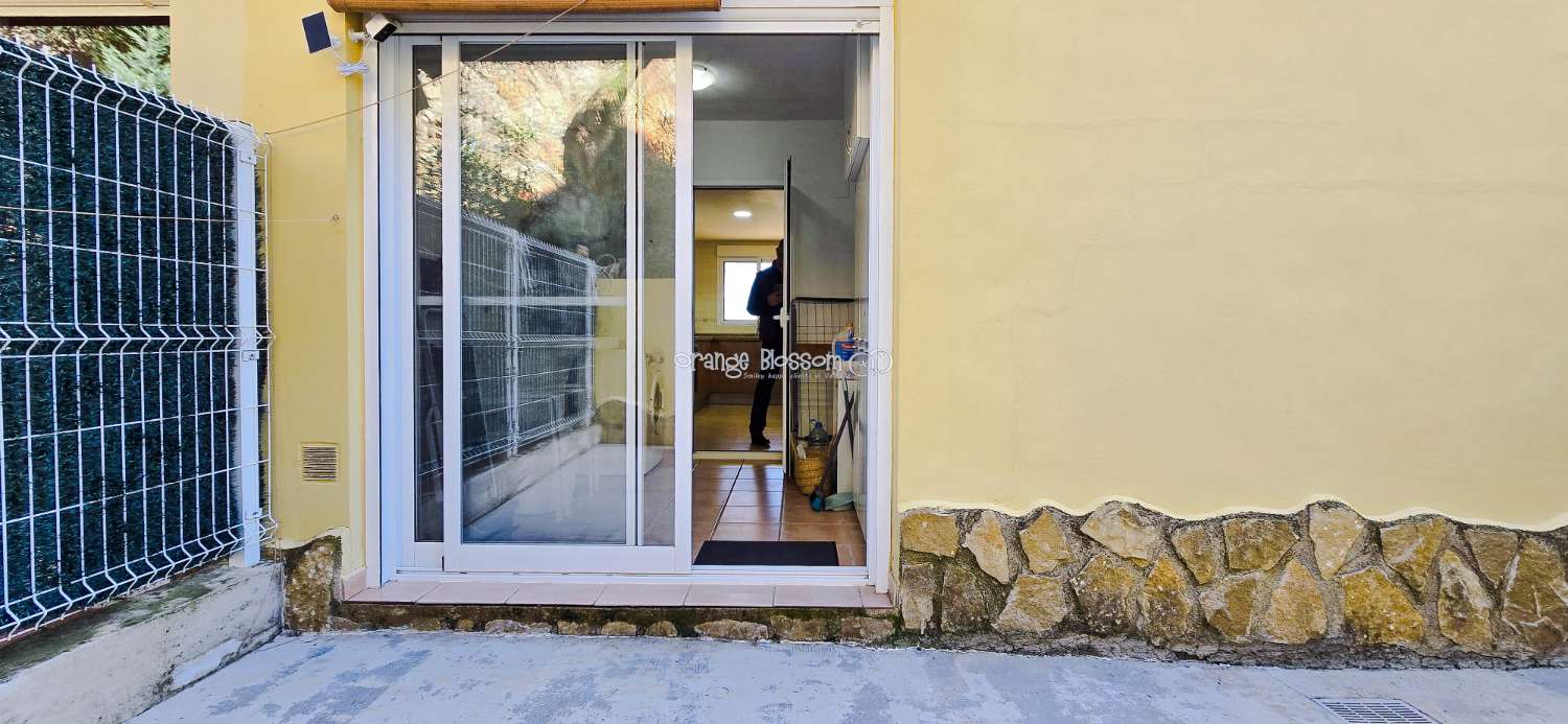 Dieses wunderschön gestaltete dreistöckige Adosado bietet fantastische Ausblicke und bietet 181 m² gut gestaltete Wohnfläche.