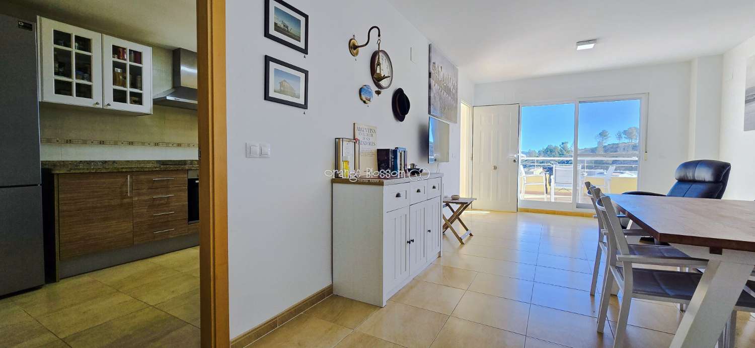 Dieses wunderschön gestaltete dreistöckige Adosado bietet fantastische Ausblicke und bietet 181 m² gut gestaltete Wohnfläche.