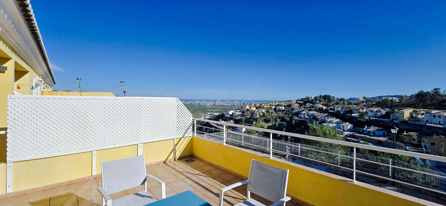 Dieses wunderschön gestaltete dreistöckige Adosado bietet fantastische Ausblicke und bietet 181 m² gut gestaltete Wohnfläche.