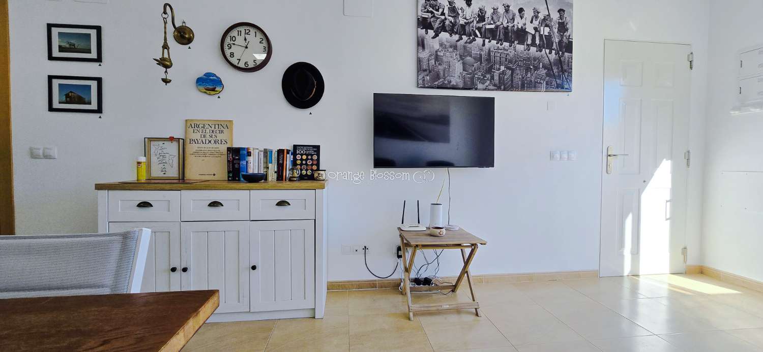 Dieses wunderschön gestaltete dreistöckige Adosado bietet fantastische Ausblicke und bietet 181 m² gut gestaltete Wohnfläche.