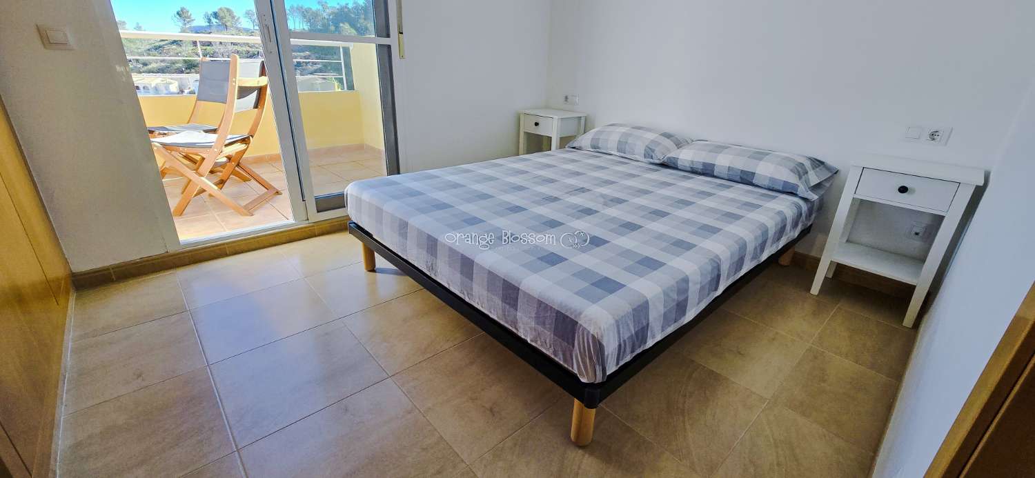 Dieses wunderschön gestaltete dreistöckige Adosado bietet fantastische Ausblicke und bietet 181 m² gut gestaltete Wohnfläche.