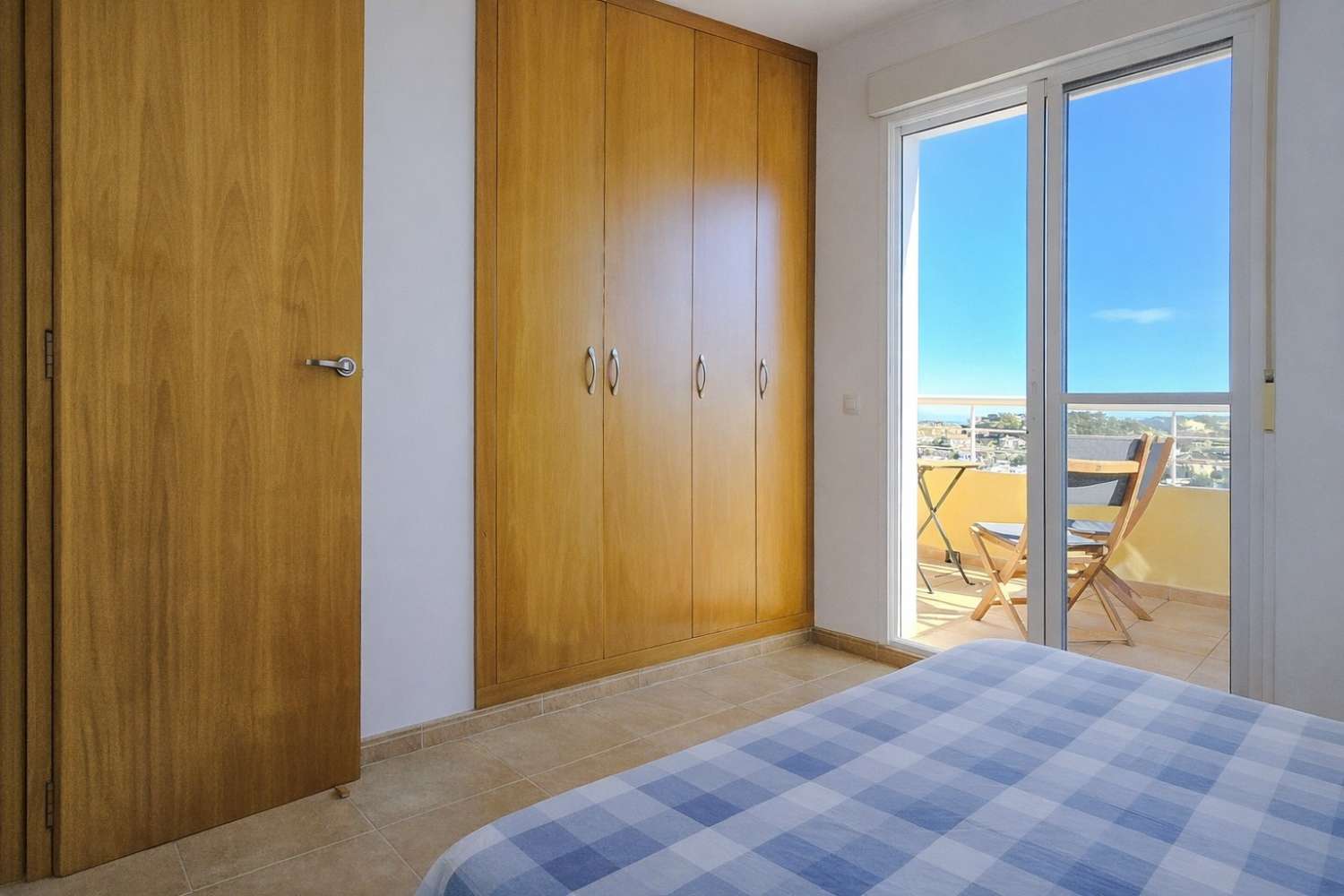 Dieses wunderschön gestaltete dreistöckige Adosado bietet fantastische Ausblicke und bietet 181 m² gut gestaltete Wohnfläche.