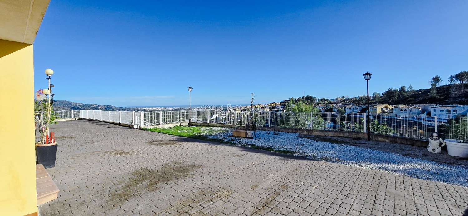 Dieses wunderschön gestaltete dreistöckige Adosado bietet fantastische Ausblicke und bietet 181 m² gut gestaltete Wohnfläche.