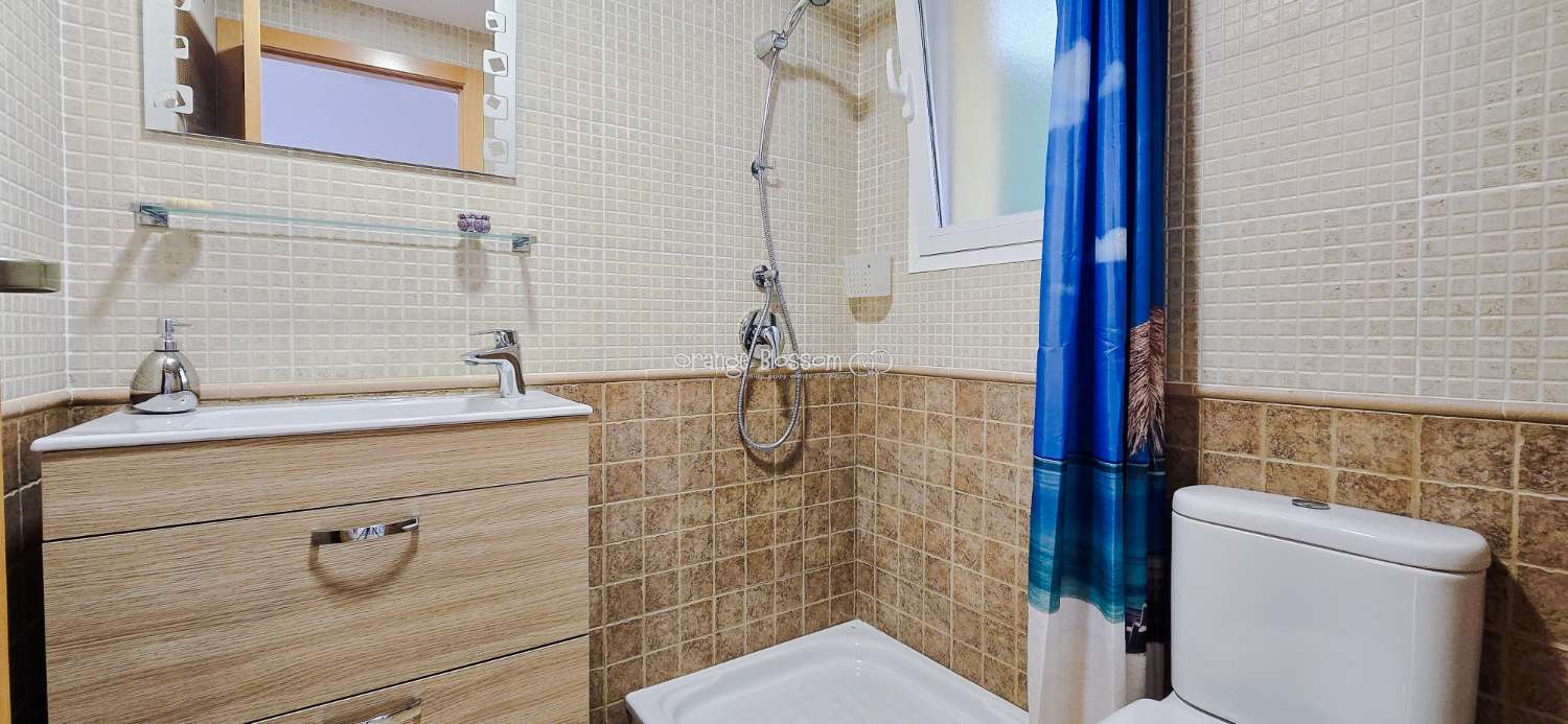 Dieses wunderschön gestaltete dreistöckige Adosado bietet fantastische Ausblicke und bietet 181 m² gut gestaltete Wohnfläche.