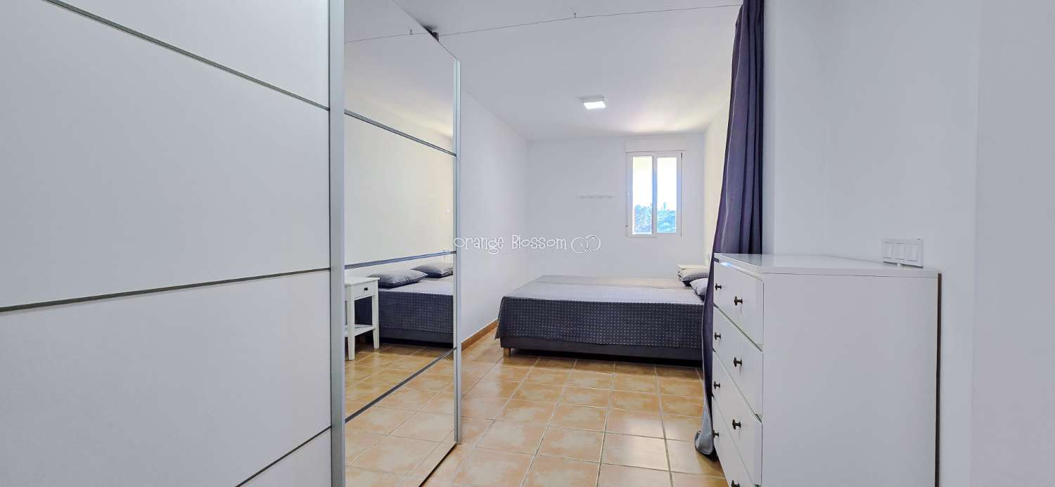 Dieses wunderschön gestaltete dreistöckige Adosado bietet fantastische Ausblicke und bietet 181 m² gut gestaltete Wohnfläche.