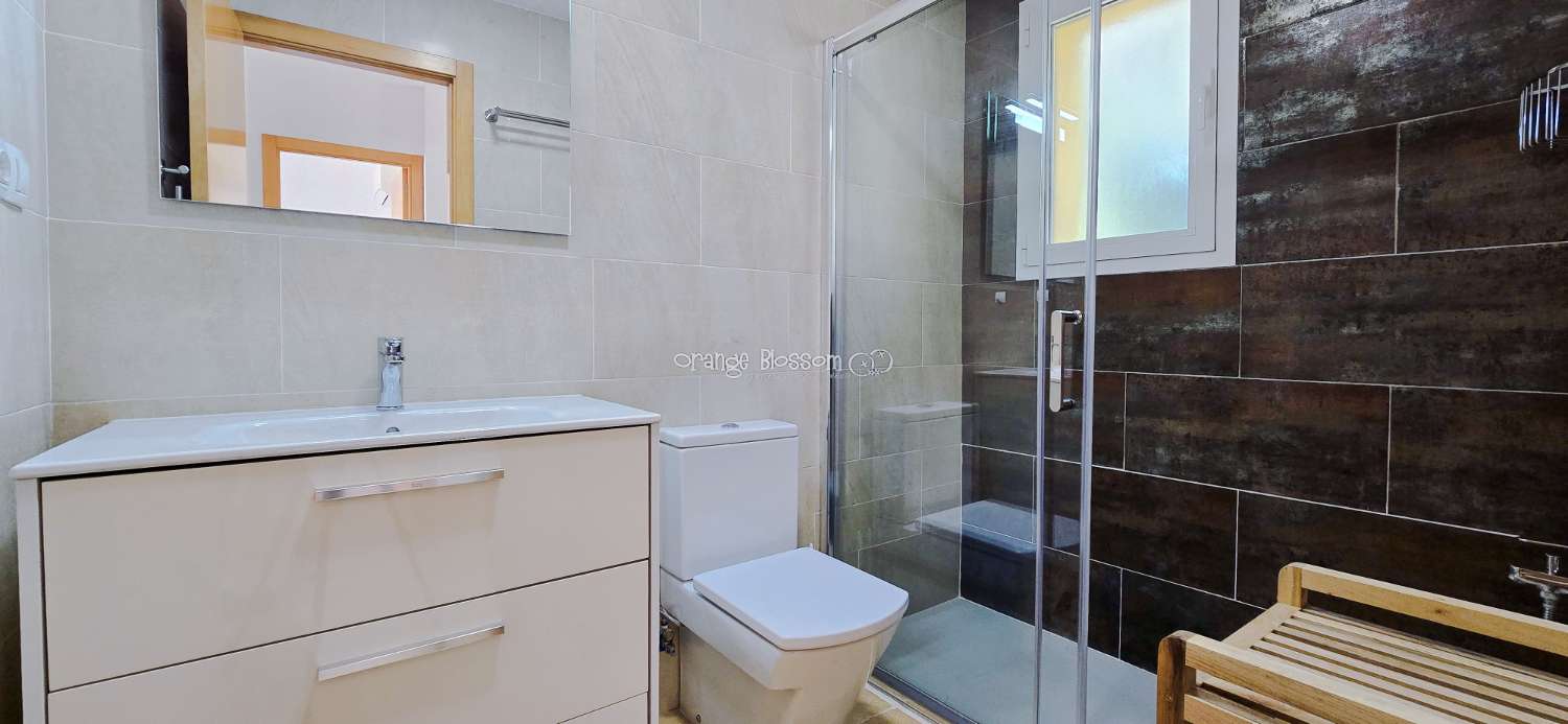 Dieses wunderschön gestaltete dreistöckige Adosado bietet fantastische Ausblicke und bietet 181 m² gut gestaltete Wohnfläche.