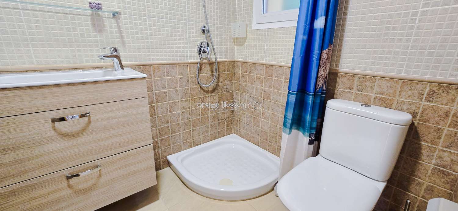 Dieses wunderschön gestaltete dreistöckige Adosado bietet fantastische Ausblicke und bietet 181 m² gut gestaltete Wohnfläche.