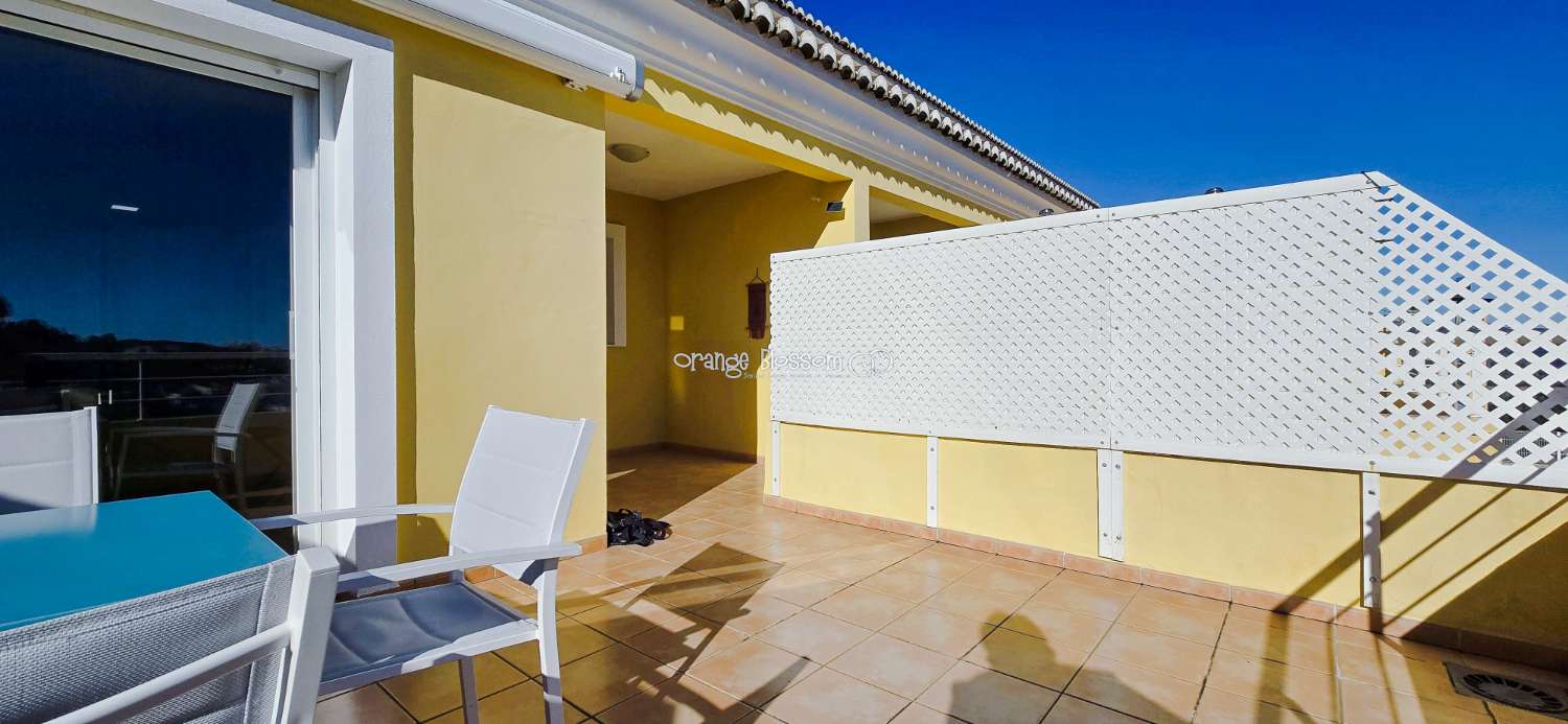 Dieses wunderschön gestaltete dreistöckige Adosado bietet fantastische Ausblicke und bietet 181 m² gut gestaltete Wohnfläche.