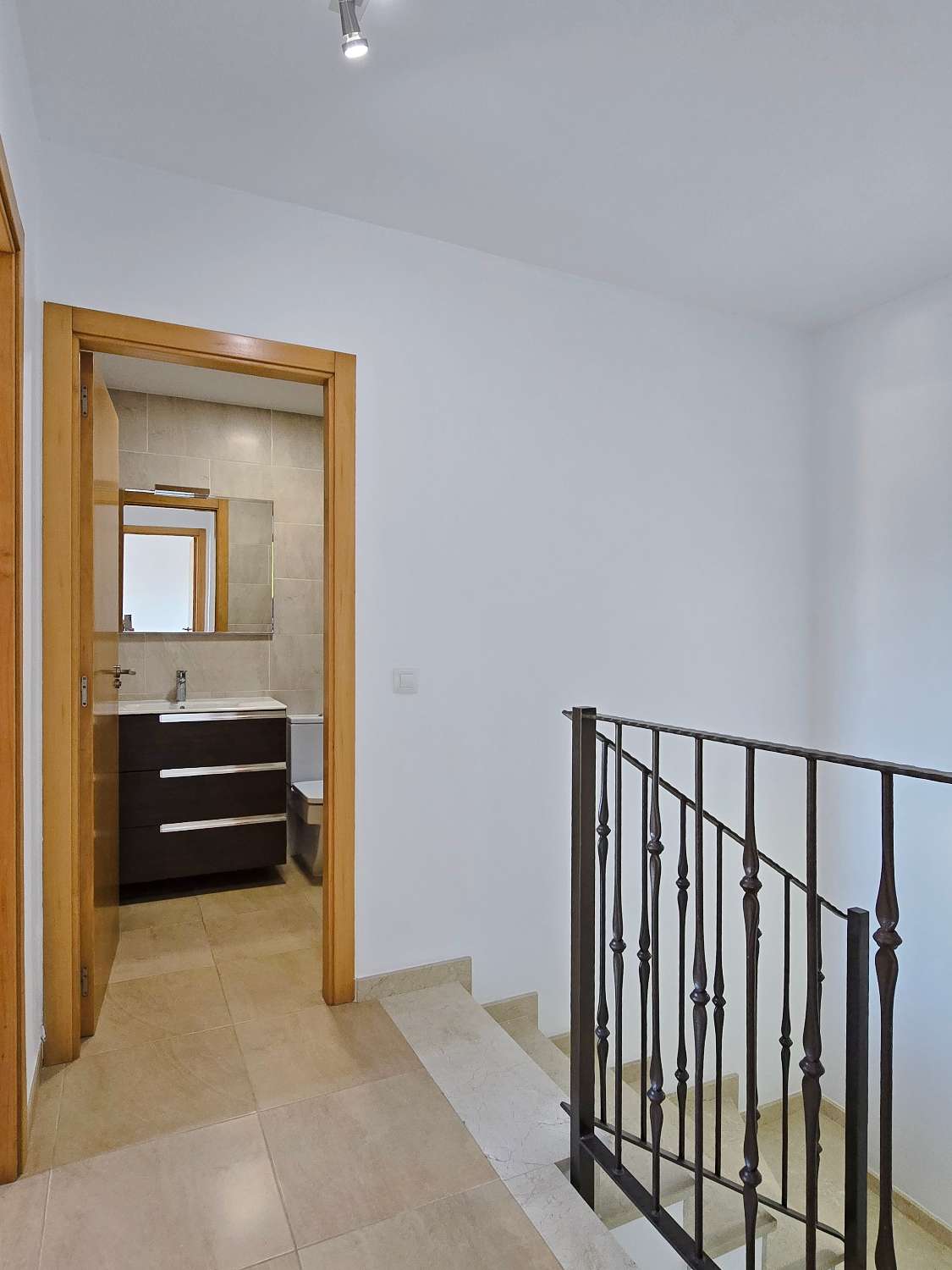 Großes Stadthaus mit Pool und Meerblick