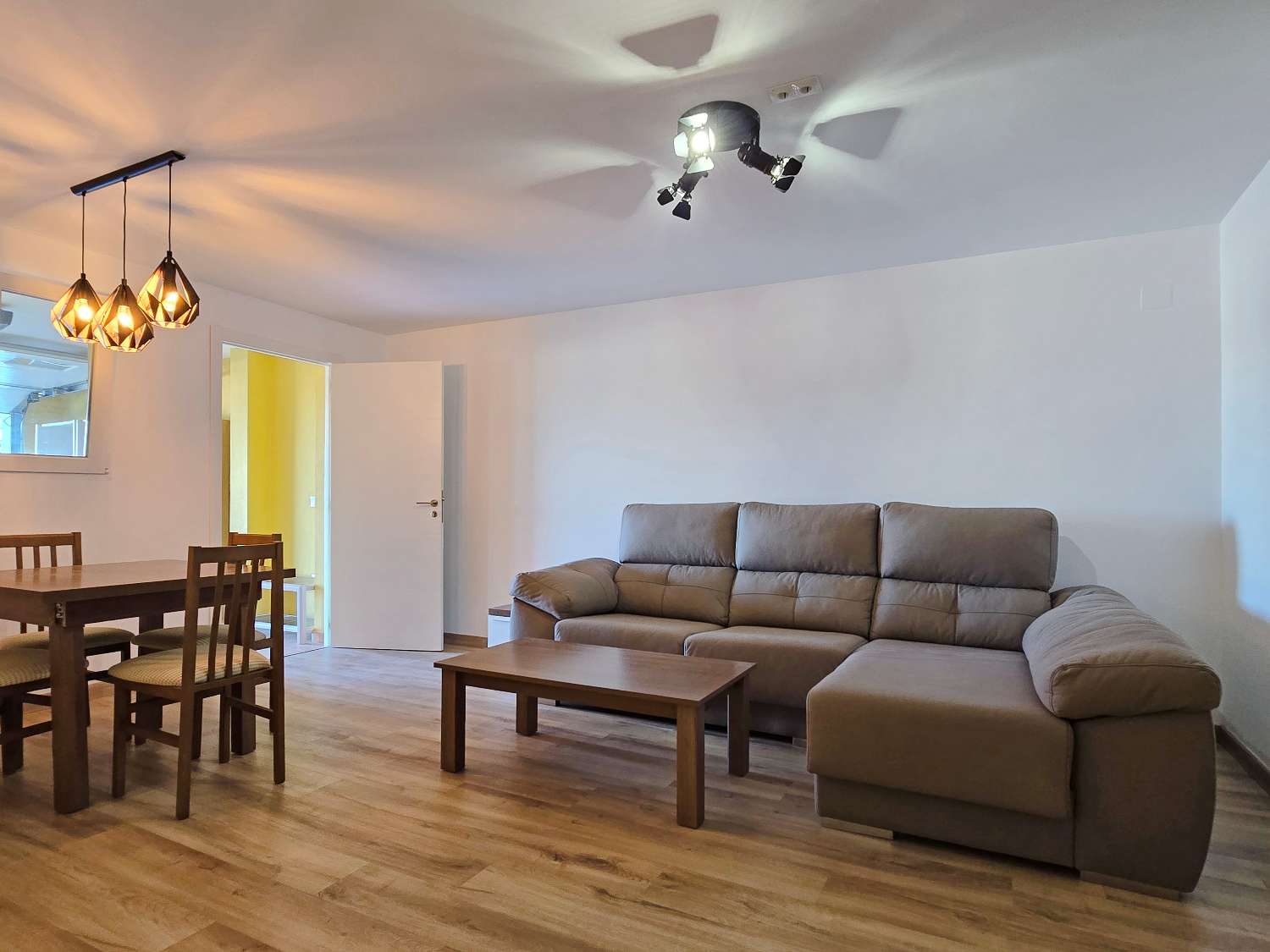 Großes Stadthaus mit Pool und Meerblick