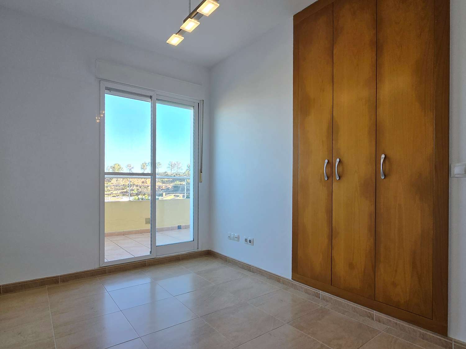 Großes Stadthaus mit Pool und Meerblick