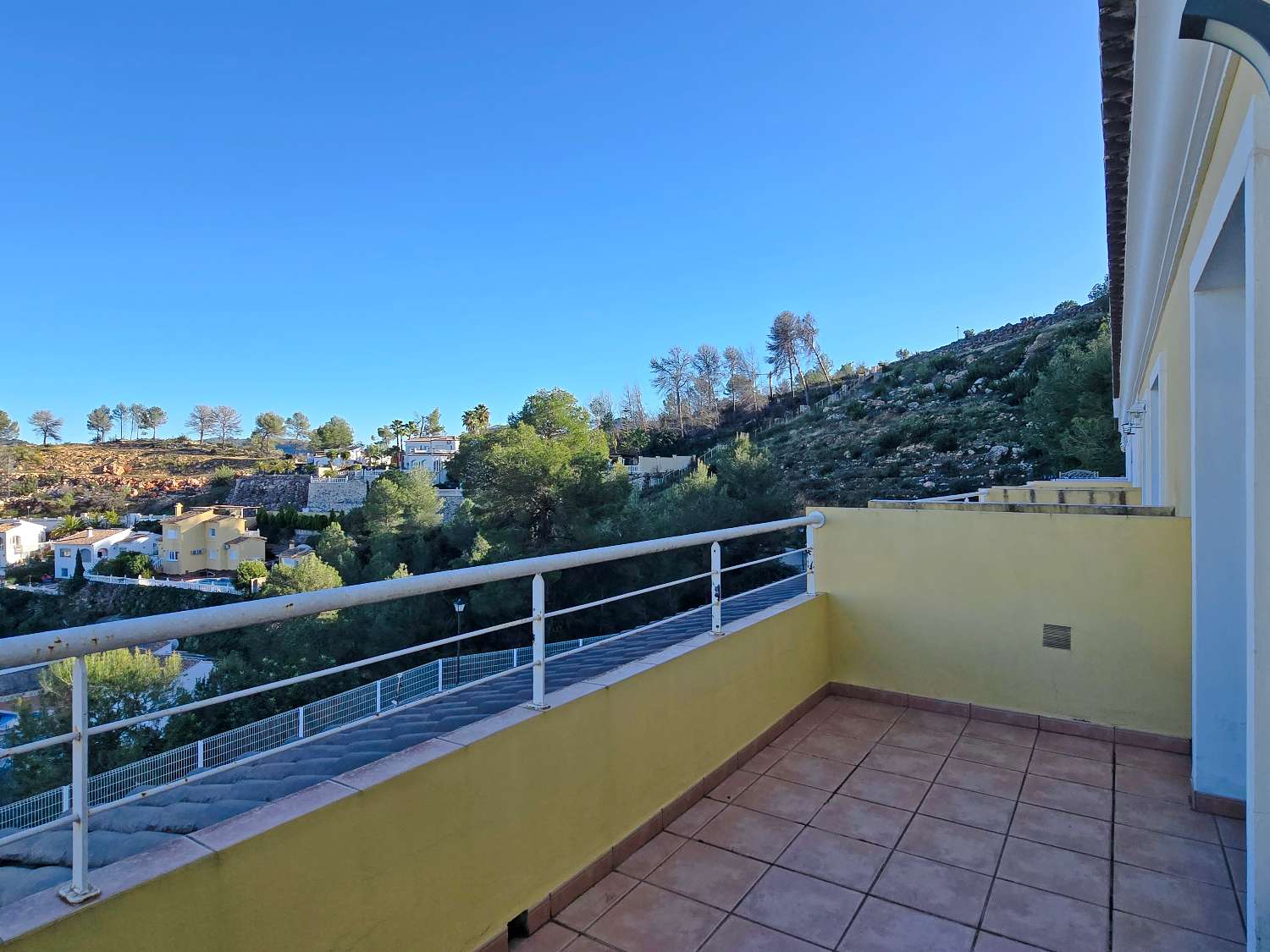 Großes Stadthaus mit Pool und Meerblick