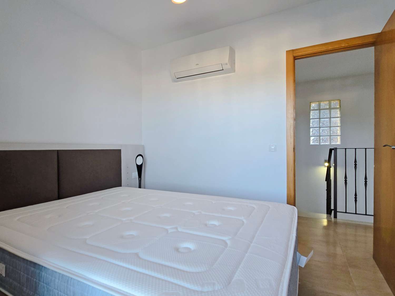 Großes Stadthaus mit Pool und Meerblick