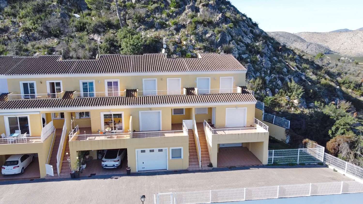 Großes Stadthaus mit Pool und Meerblick