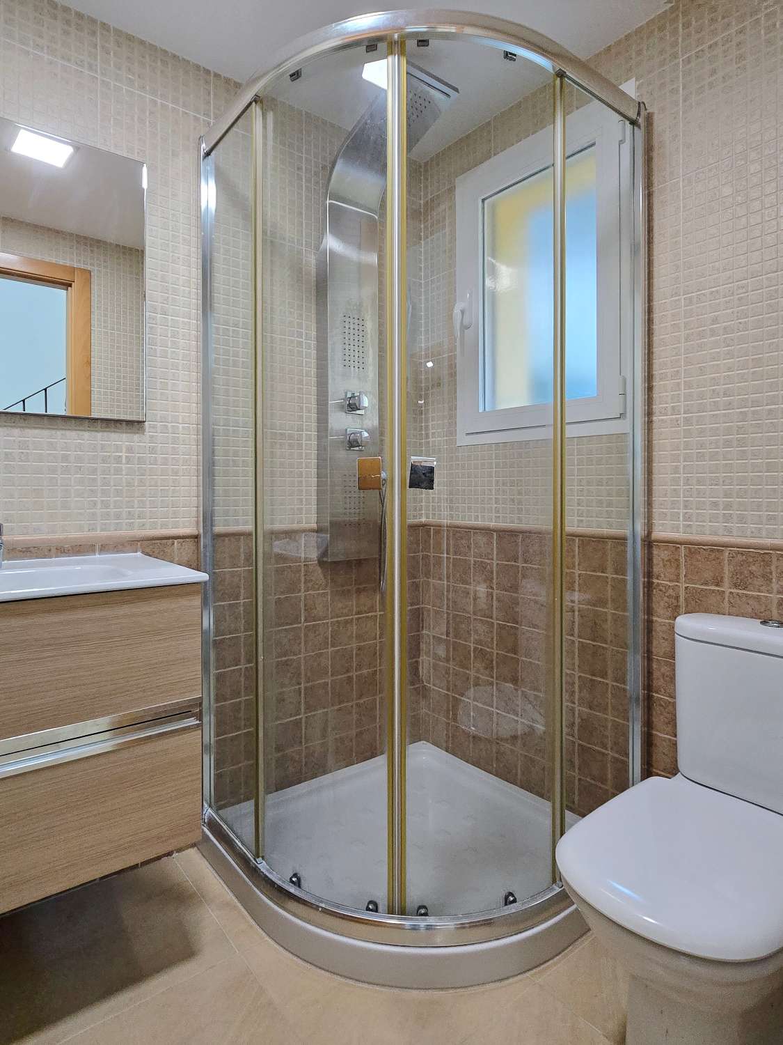 Großes Stadthaus mit Pool und Meerblick