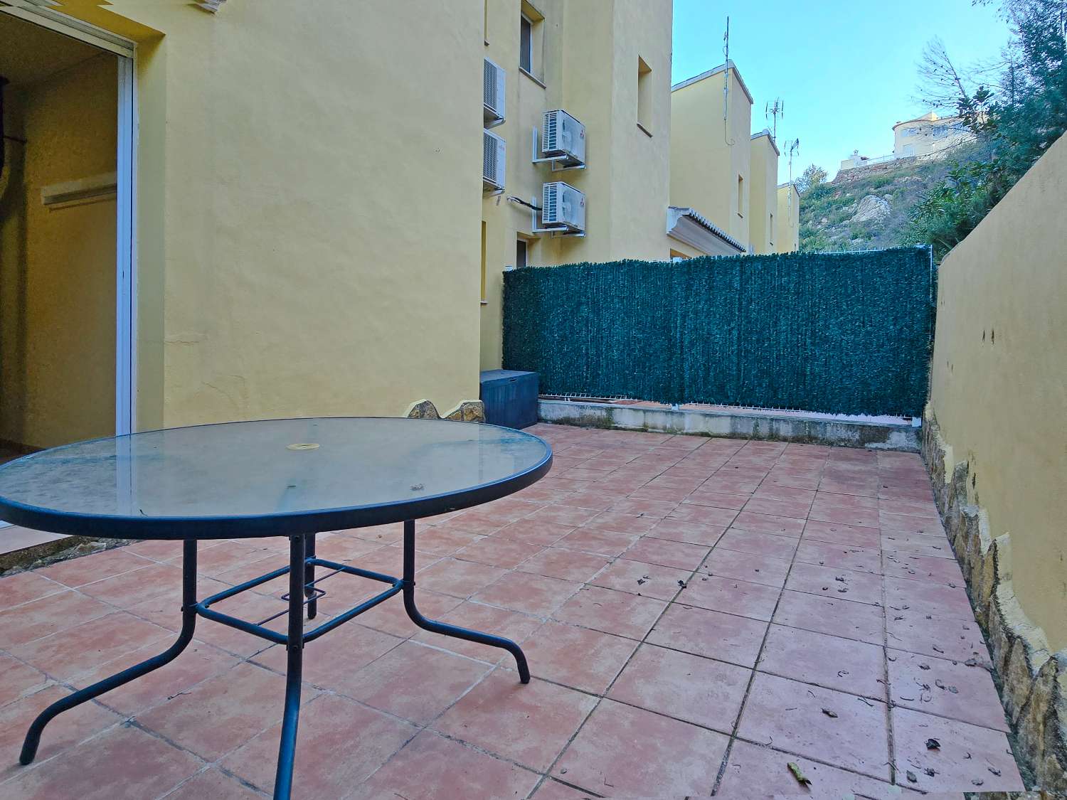 Großes Stadthaus mit Pool und Meerblick