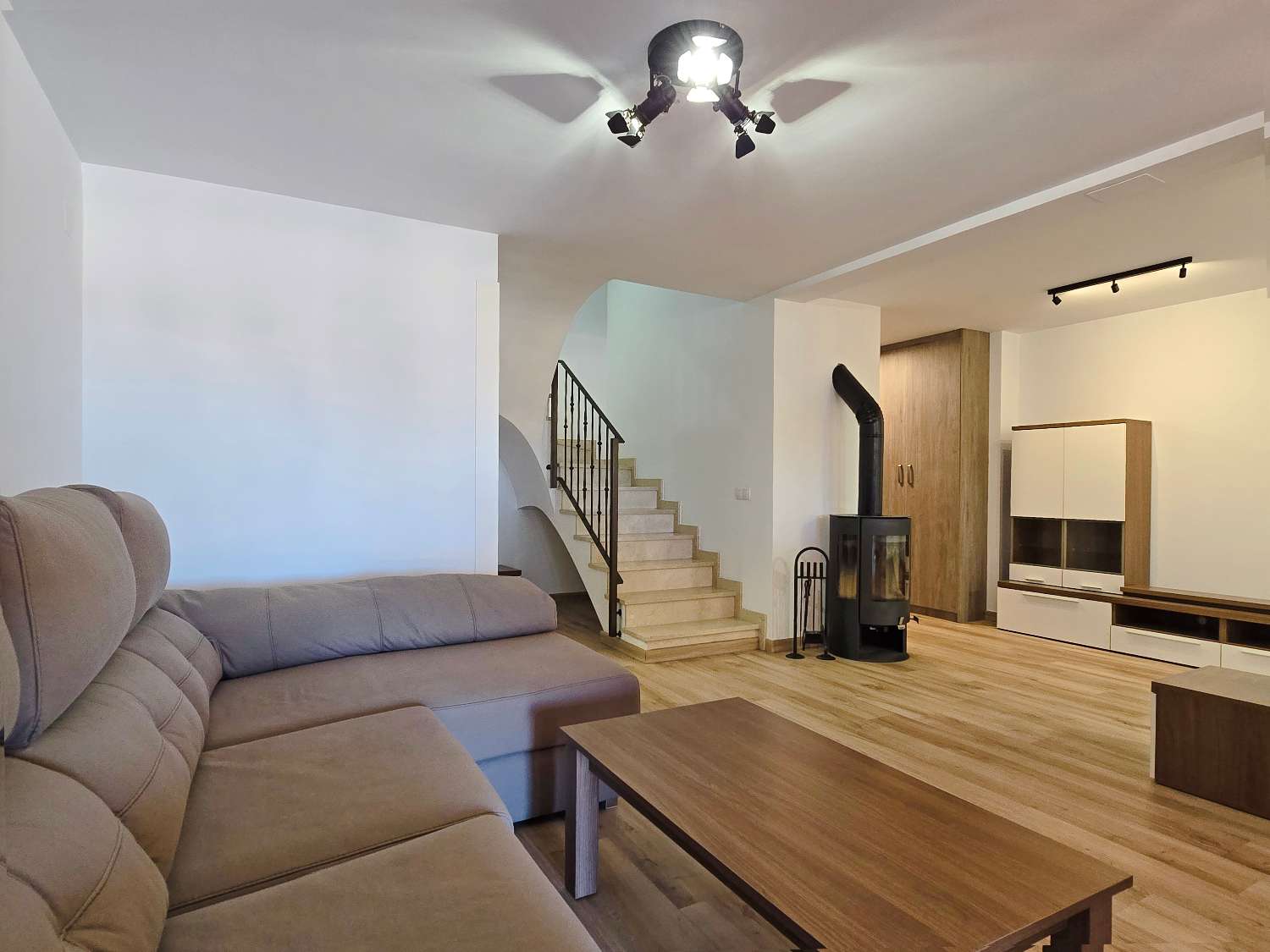 Großes Stadthaus mit Pool und Meerblick