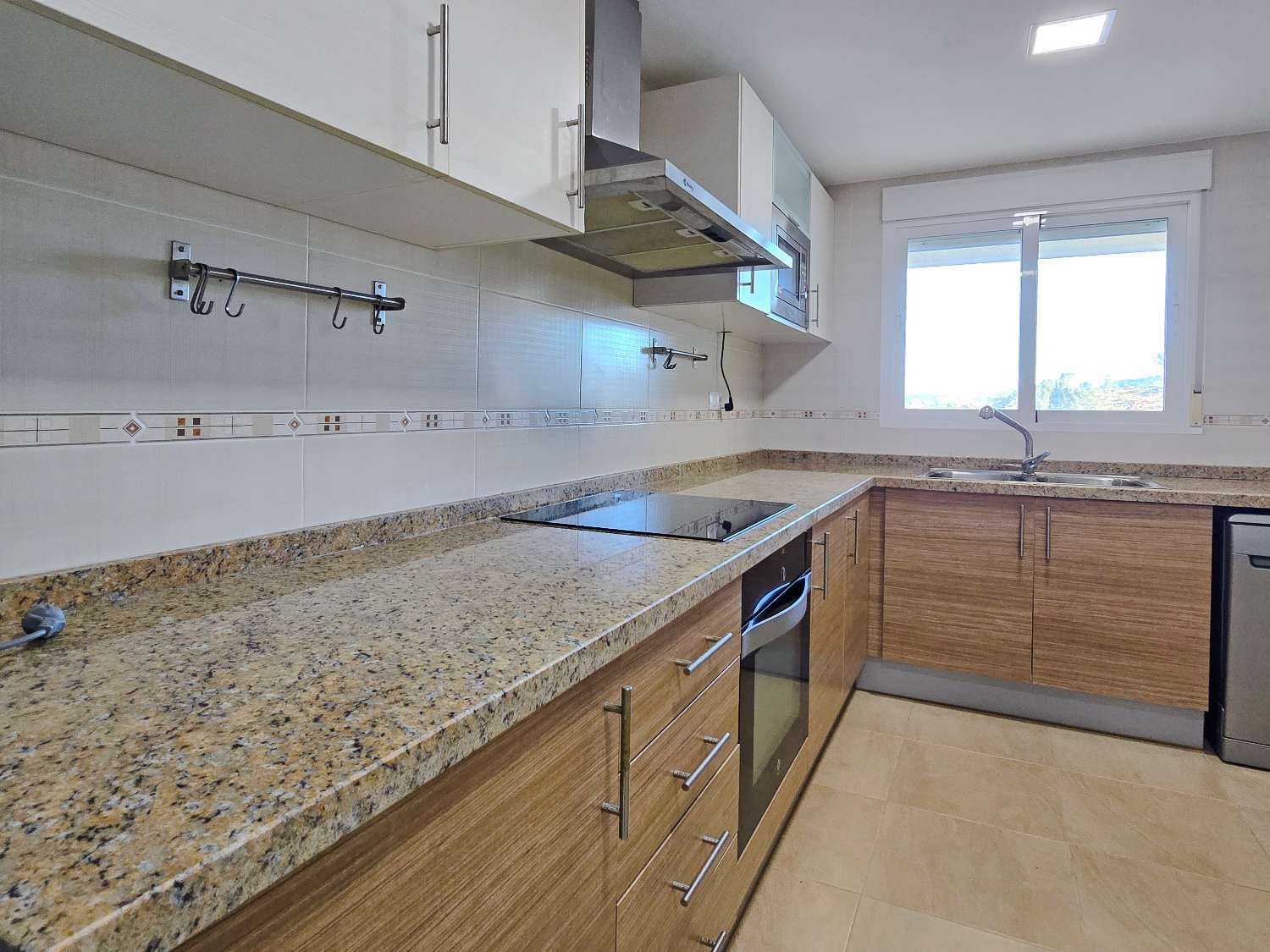 Großes Stadthaus mit Pool und Meerblick