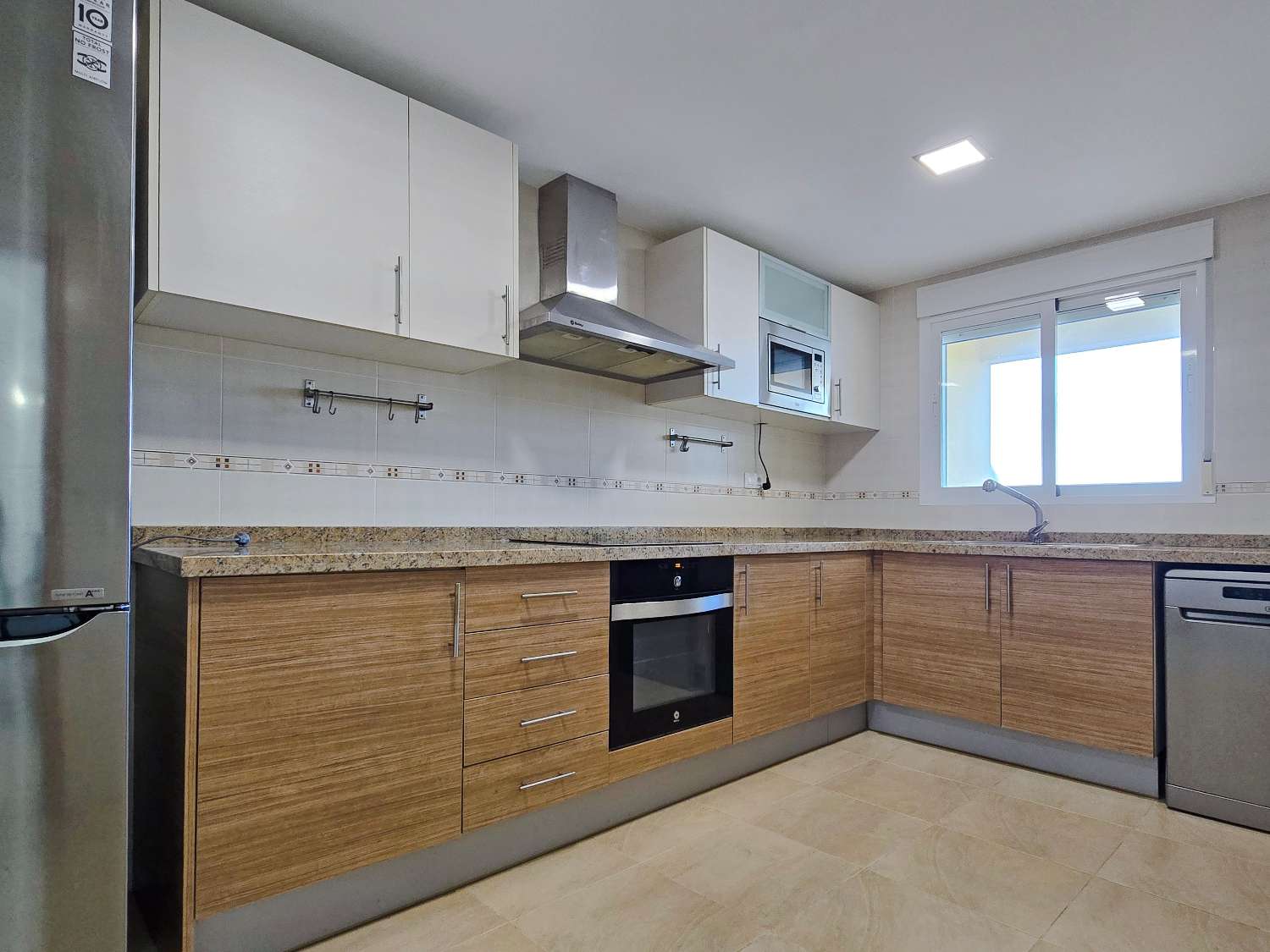 Großes Stadthaus mit Pool und Meerblick