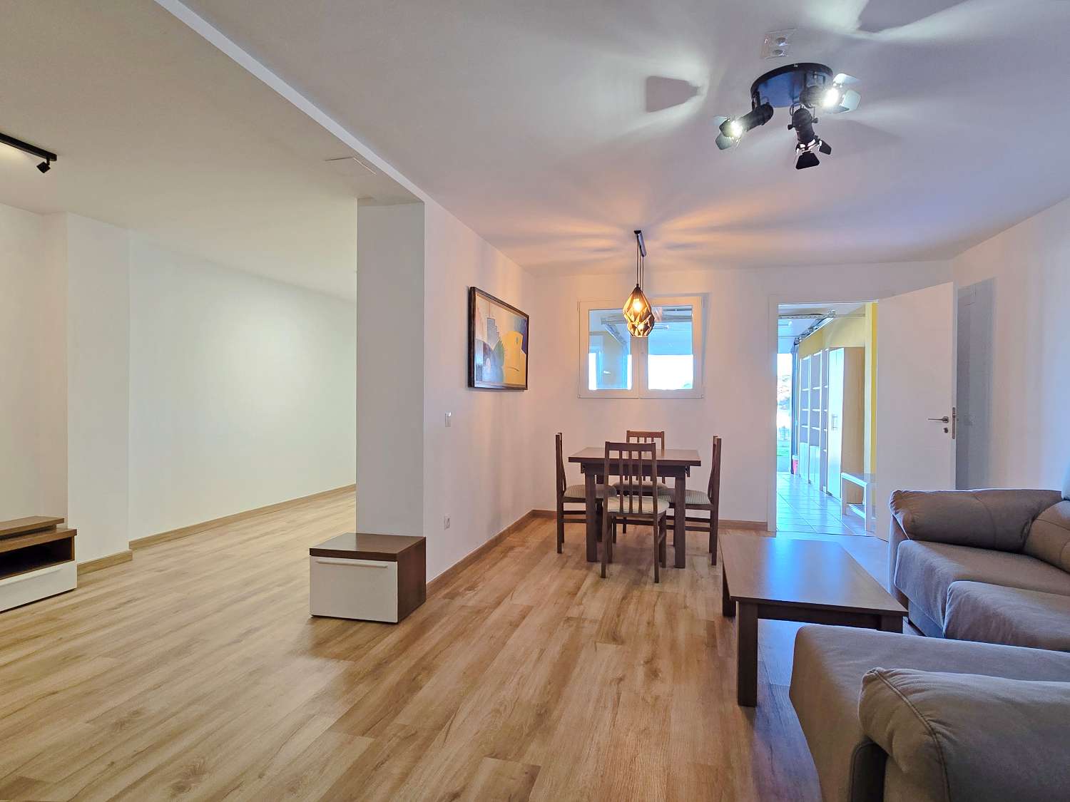 Großes Stadthaus mit Pool und Meerblick