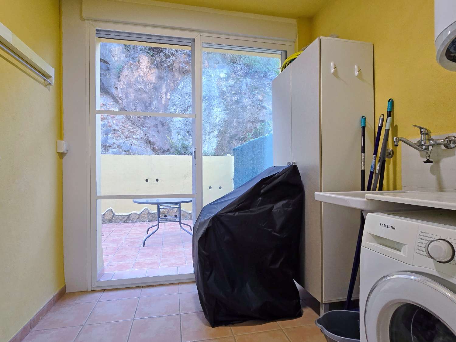 Großes Stadthaus mit Pool und Meerblick