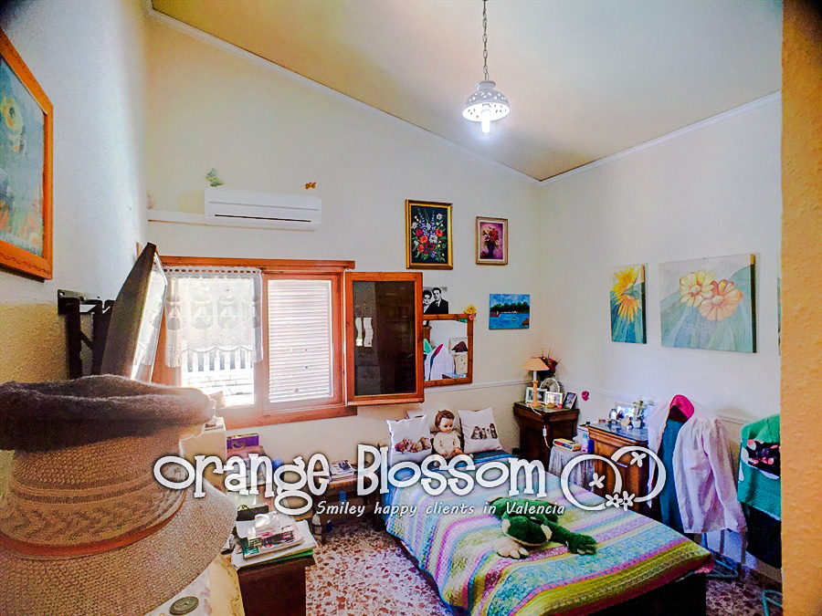 Charming country cottage style villa ideally located close to Gandia, only minutes from 11km of pristine, award-winning golden sandy beaches.