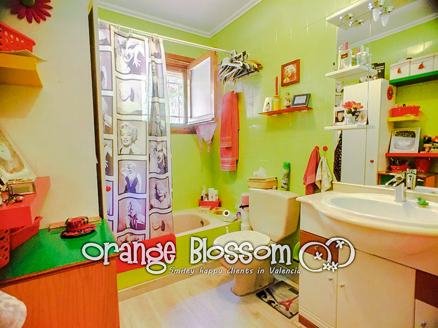 Charming country cottage style villa ideally located close to Gandia, only minutes from 11km of pristine, award-winning golden sandy beaches.