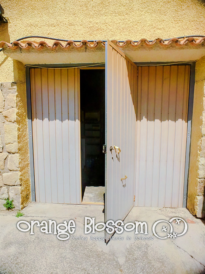 Charming country cottage style villa ideally located close to Gandia, only minutes from 11km of pristine, award-winning golden sandy beaches.