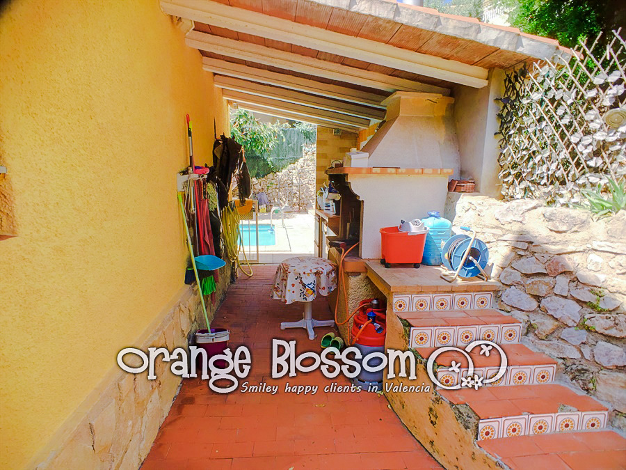 Charming country cottage style villa ideally located close to Gandia, only minutes from 11km of pristine, award-winning golden sandy beaches.