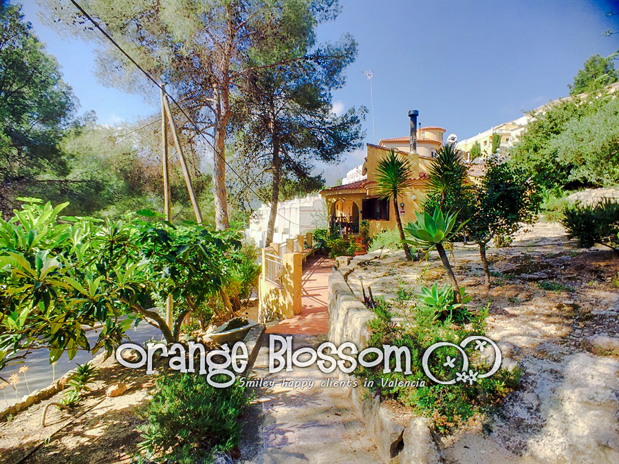 Charming country cottage style villa ideally located close to Gandia, only minutes from 11km of pristine, award-winning golden sandy beaches.