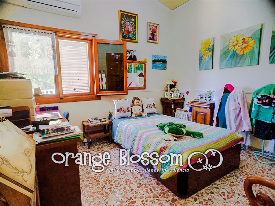 Charming country cottage style villa ideally located close to Gandia, only minutes from 11km of pristine, award-winning golden sandy beaches.