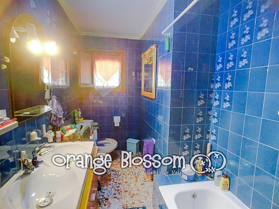 Charming country cottage style villa ideally located close to Gandia, only minutes from 11km of pristine, award-winning golden sandy beaches.