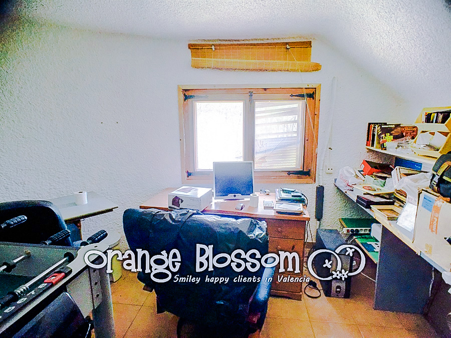 Charming country cottage style villa ideally located close to Gandia, only minutes from 11km of pristine, award-winning golden sandy beaches.