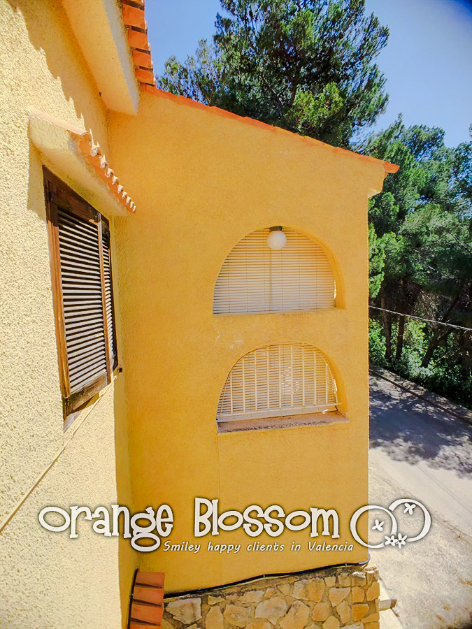 Charming country cottage style villa ideally located close to Gandia, only minutes from 11km of pristine, award-winning golden sandy beaches.