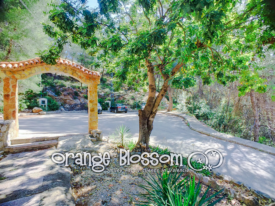 Charming country cottage style villa ideally located close to Gandia, only minutes from 11km of pristine, award-winning golden sandy beaches.