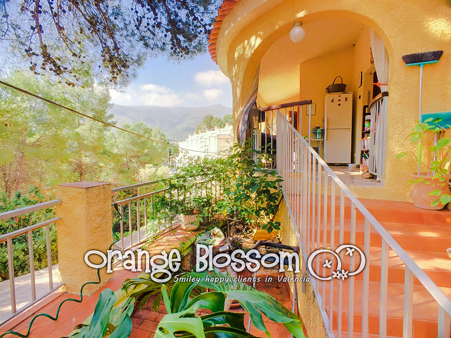 Charming country cottage style villa ideally located close to Gandia, only minutes from 11km of pristine, award-winning golden sandy beaches.