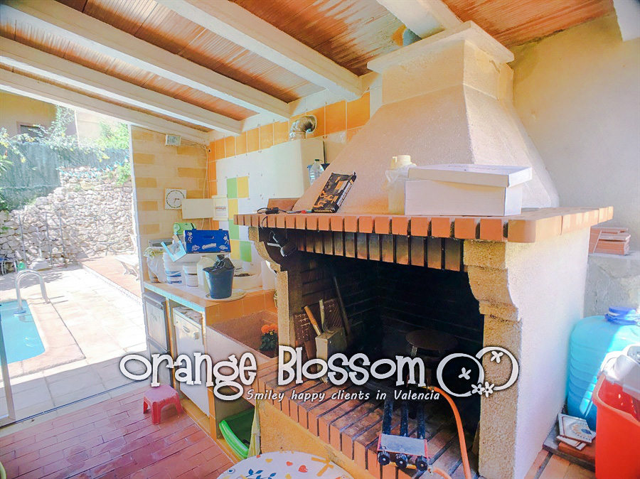 Charming country cottage style villa ideally located close to Gandia, only minutes from 11km of pristine, award-winning golden sandy beaches.