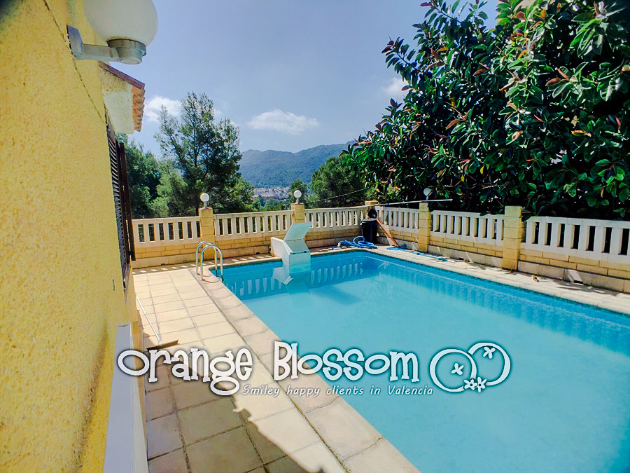 Charming country cottage style villa ideally located close to Gandia, only minutes from 11km of pristine, award-winning golden sandy beaches.