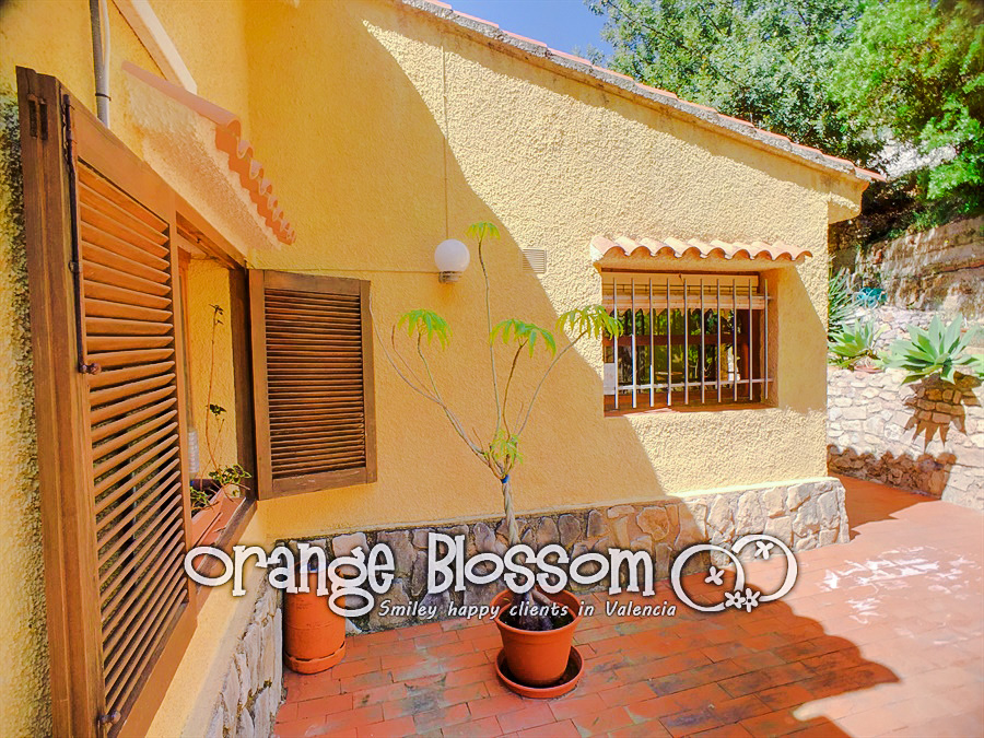 Charming country cottage style villa ideally located close to Gandia, only minutes from 11km of pristine, award-winning golden sandy beaches.