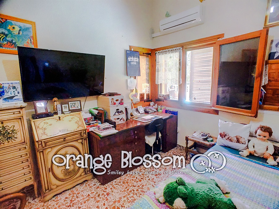 Charming country cottage style villa ideally located close to Gandia, only minutes from 11km of pristine, award-winning golden sandy beaches.