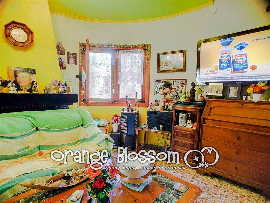 Charming country cottage style villa ideally located close to Gandia, only minutes from 11km of pristine, award-winning golden sandy beaches.