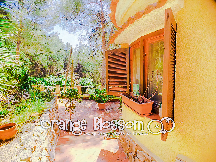 Charming country cottage style villa ideally located close to Gandia, only minutes from 11km of pristine, award-winning golden sandy beaches.