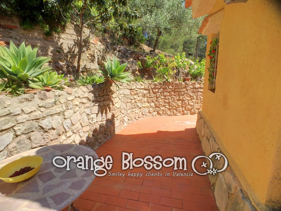 Charming country cottage style villa ideally located close to Gandia, only minutes from 11km of pristine, award-winning golden sandy beaches.