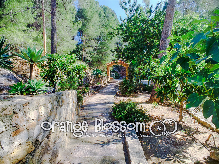 Charming country cottage style villa ideally located close to Gandia, only minutes from 11km of pristine, award-winning golden sandy beaches.