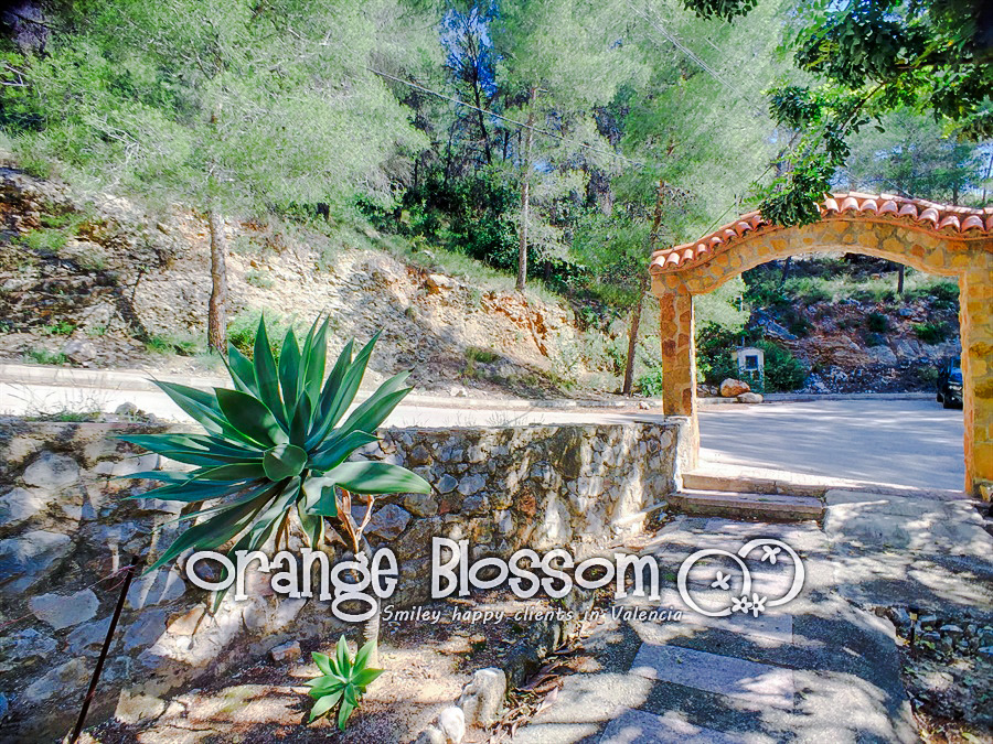 Charming country cottage style villa ideally located close to Gandia, only minutes from 11km of pristine, award-winning golden sandy beaches.