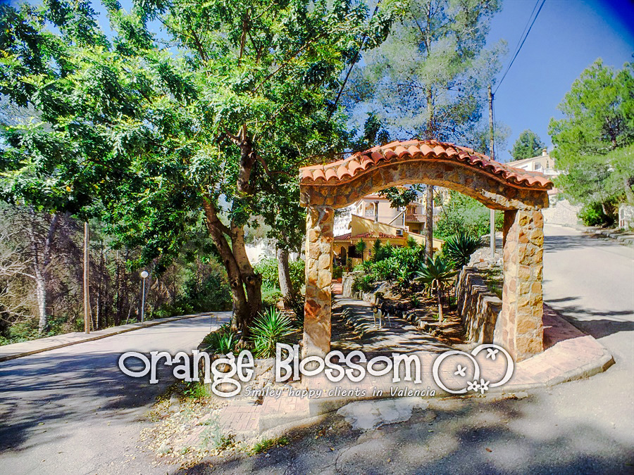 Charming country cottage style villa ideally located close to Gandia, only minutes from 11km of pristine, award-winning golden sandy beaches.